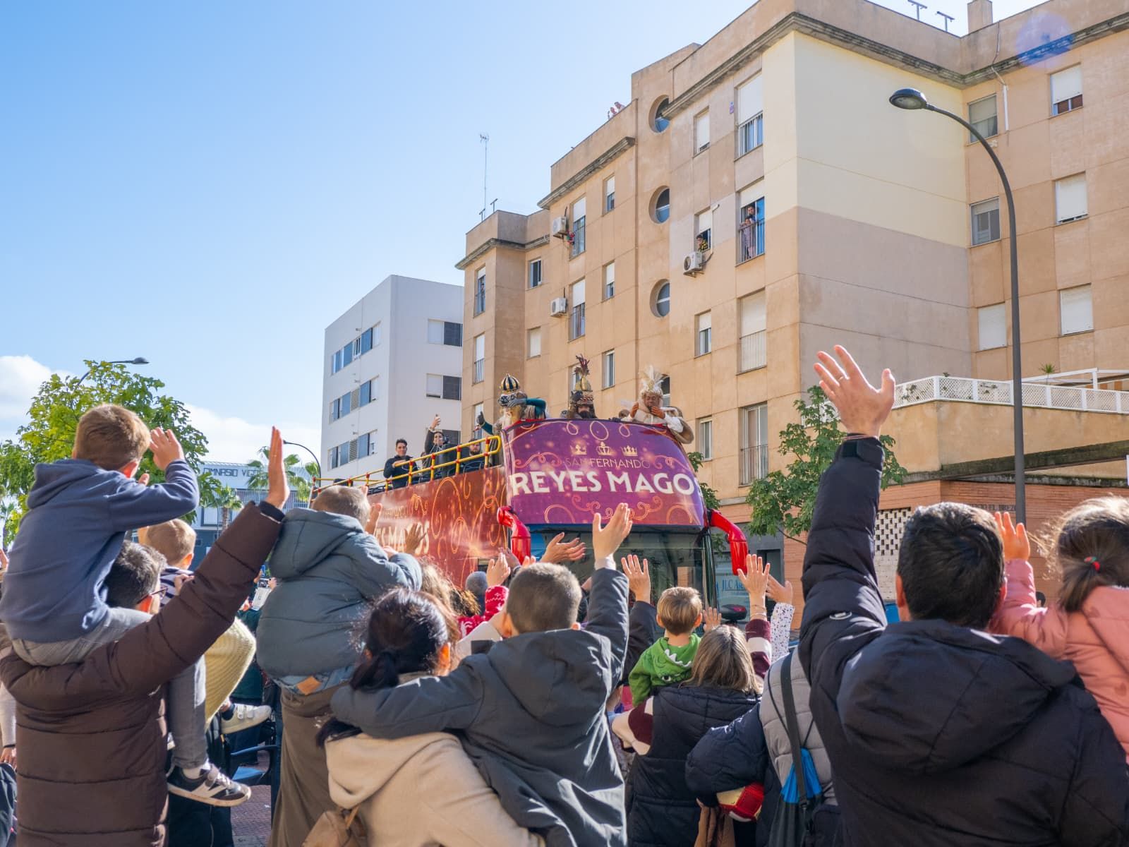 Los Reyes Magos recorren San Fernando en el Bus Real