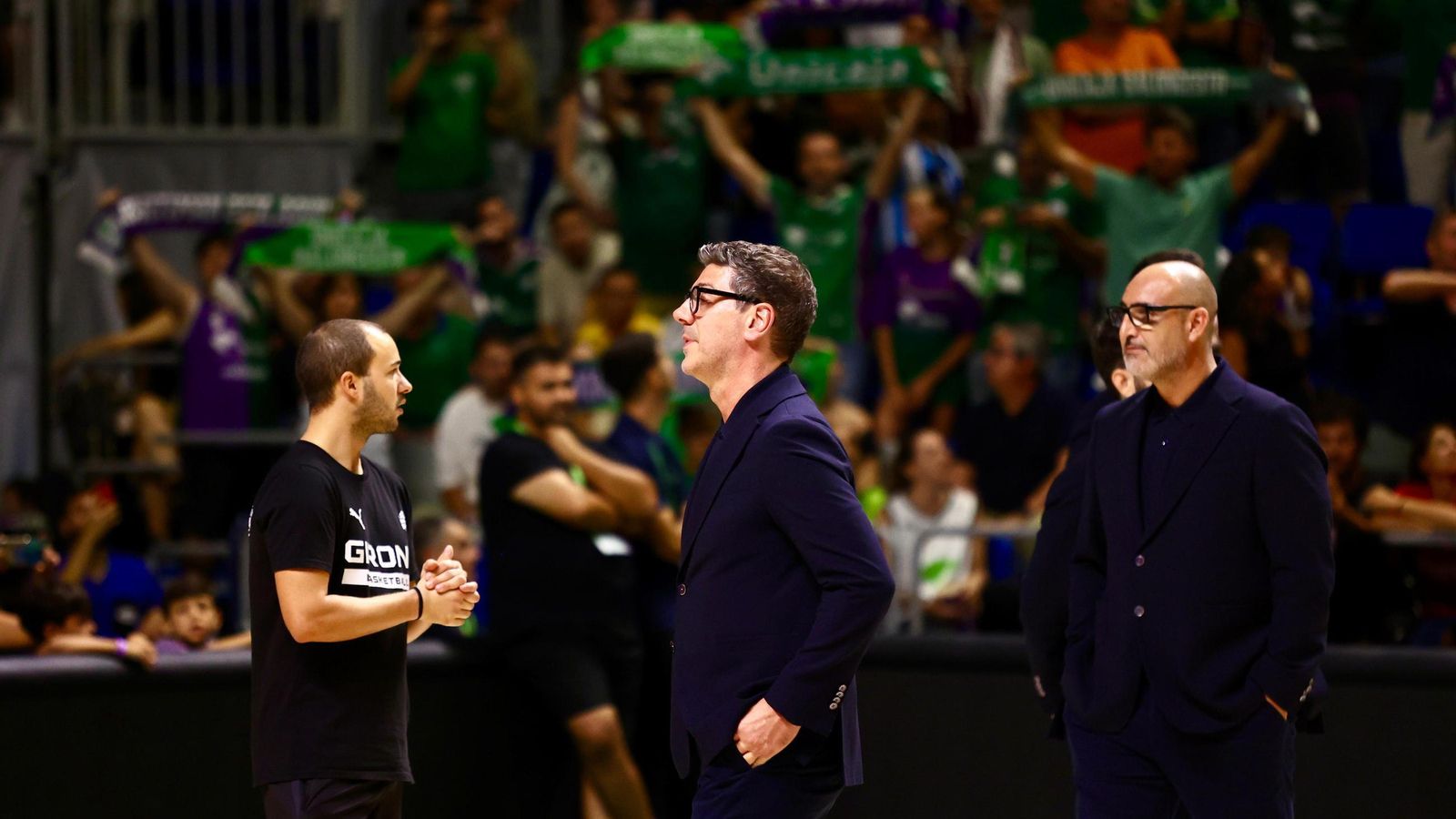 La fiesta previa del Unicaja: Subida de bandera, homenaje a Toñi García, nuevo videomarcador...