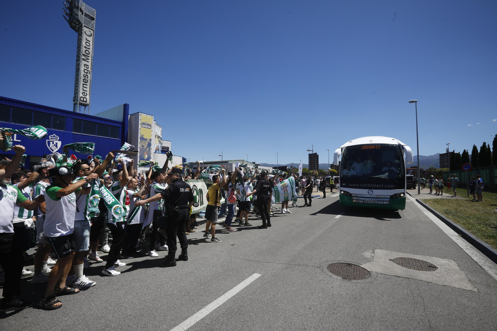 El Córdoba CF recibe el calor de su afición a su llegada a El Toralín antes del partido ante la Ponferradina El Córdoba CF recibe el calor de su afición a su llegada a El Toralín antes del partido ante la Ponferradina