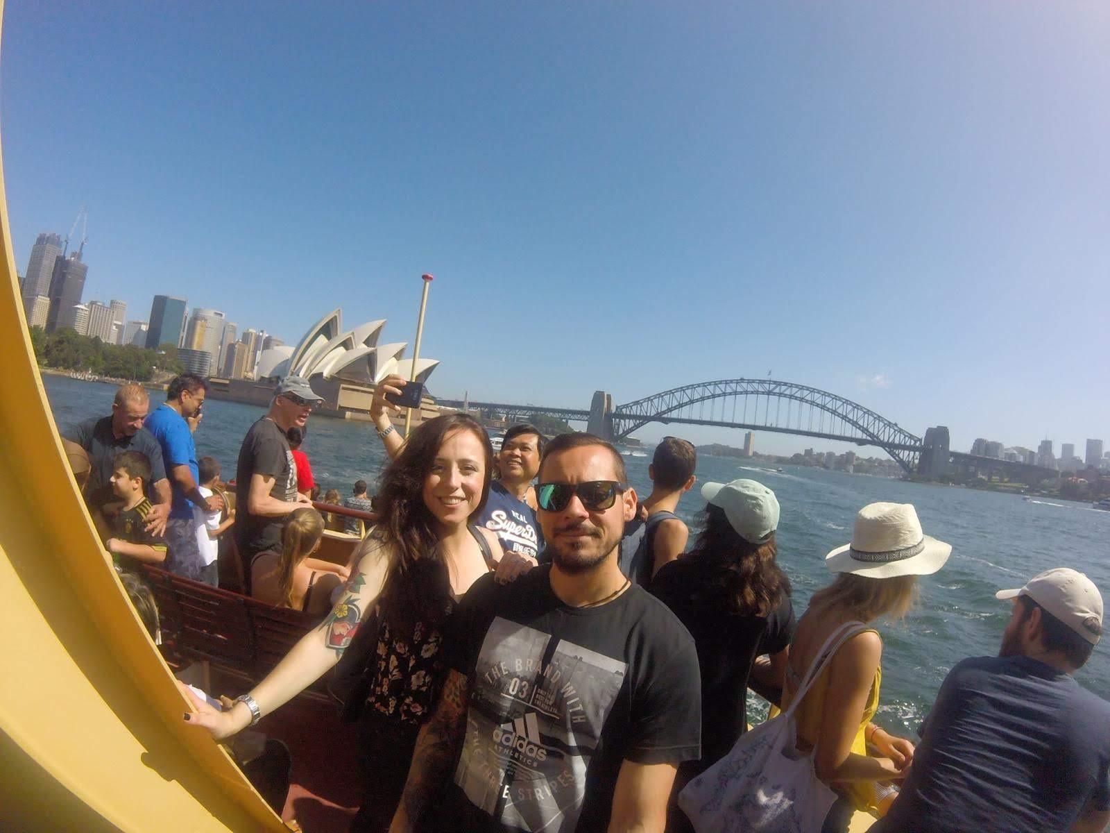 Los malagueños Ana y Rodrigo, durante un paseo en barco con el puente de la bahía de Sydney de fondo.
