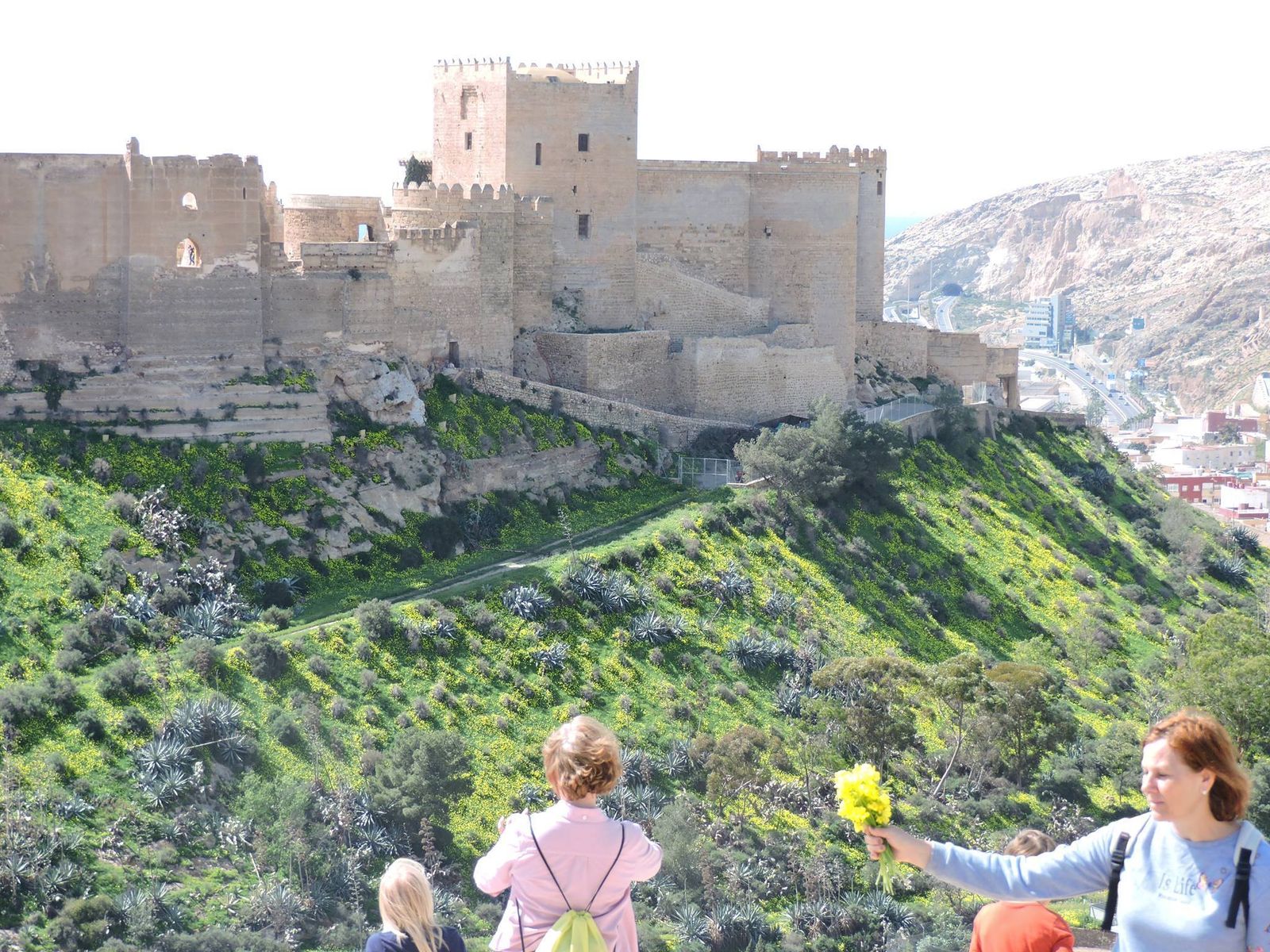 Casi 100 personas descubren los recovecos de las Murallas de Jayrán