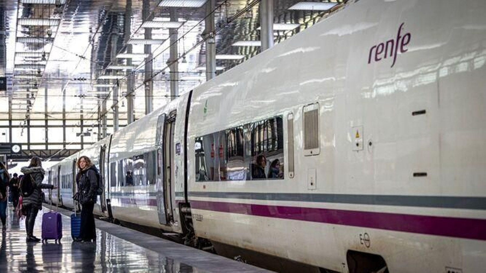 Pasajeras del Alvia, en la estación de Cádiz