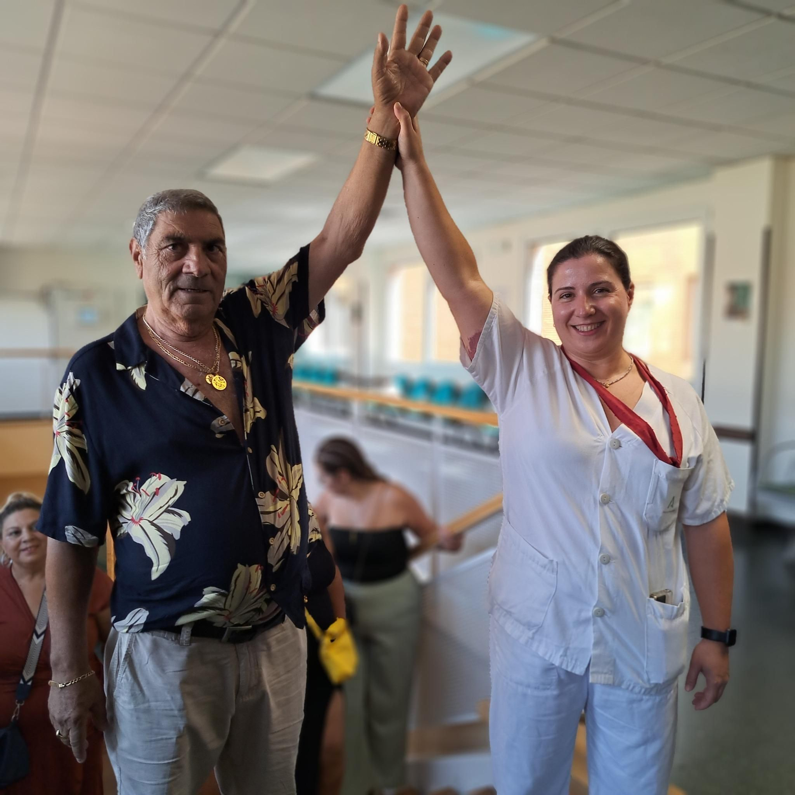 Uno de los pacientes que han subido los 58 escalones que separan el área de Fisioterapia de la UCI.