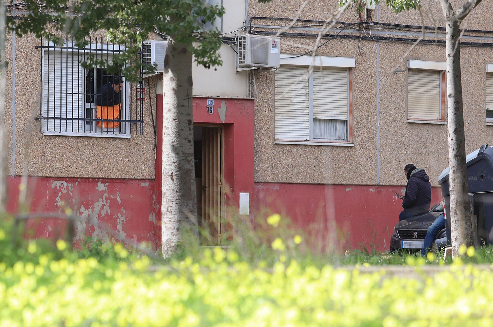 Imágenes del atrincherado que amenazaba con hacer estallar una bombona en el Torrejón, Huelva