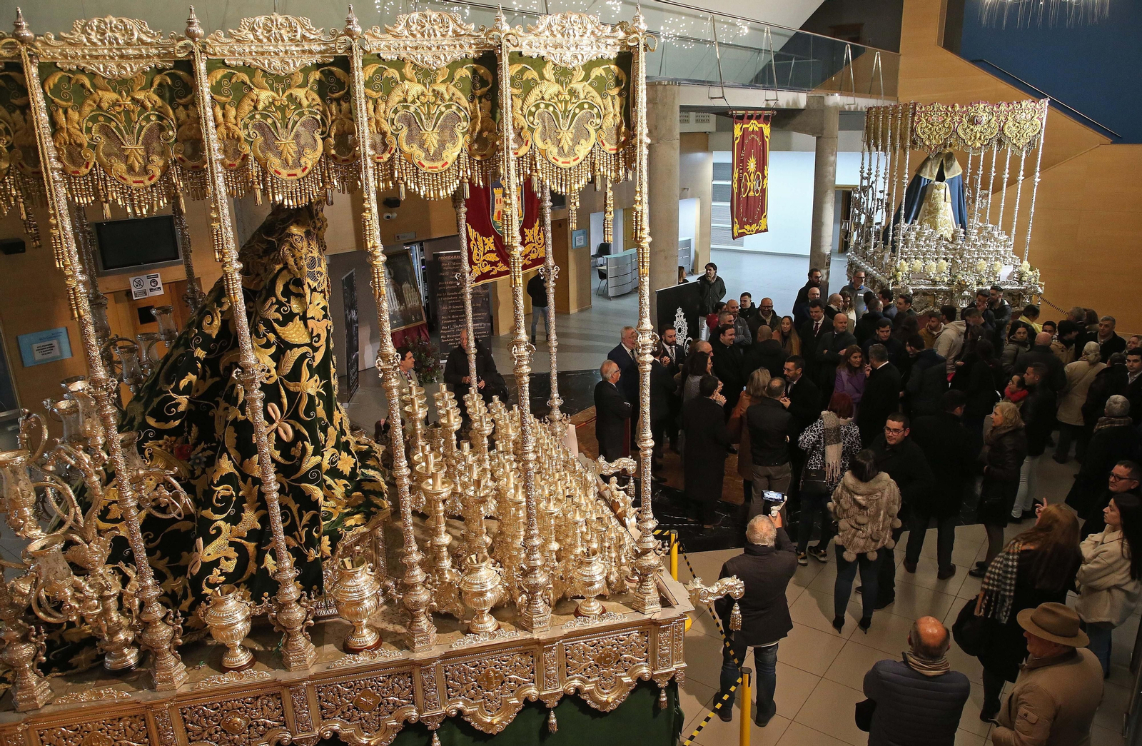 Fotos de la exposición de enseres cofrades en La Línea