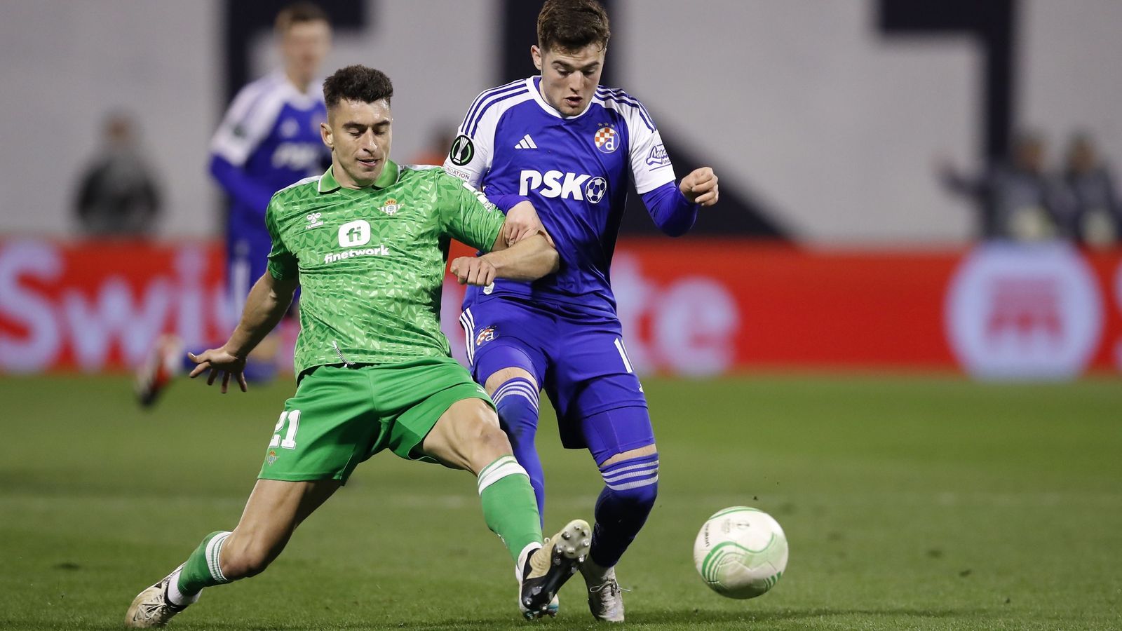 Marc Roca pugna por el balón con Baturina.