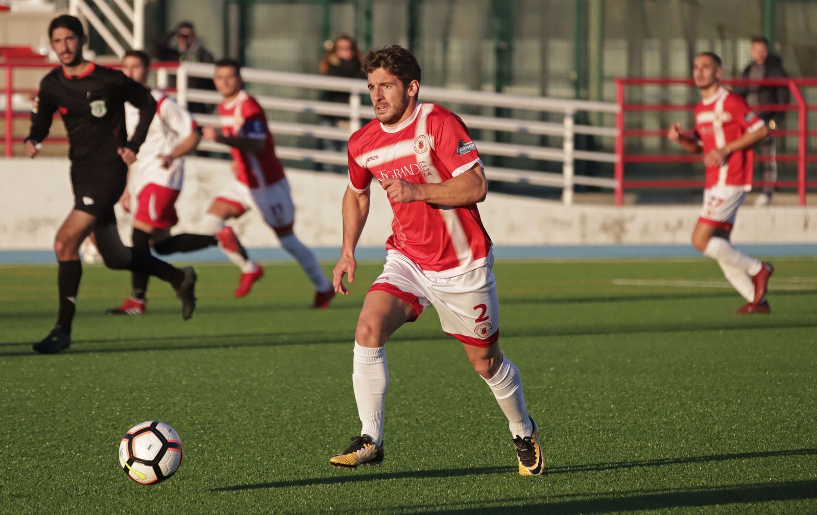 El rojillo Adrián maneja la pelota en un partido.