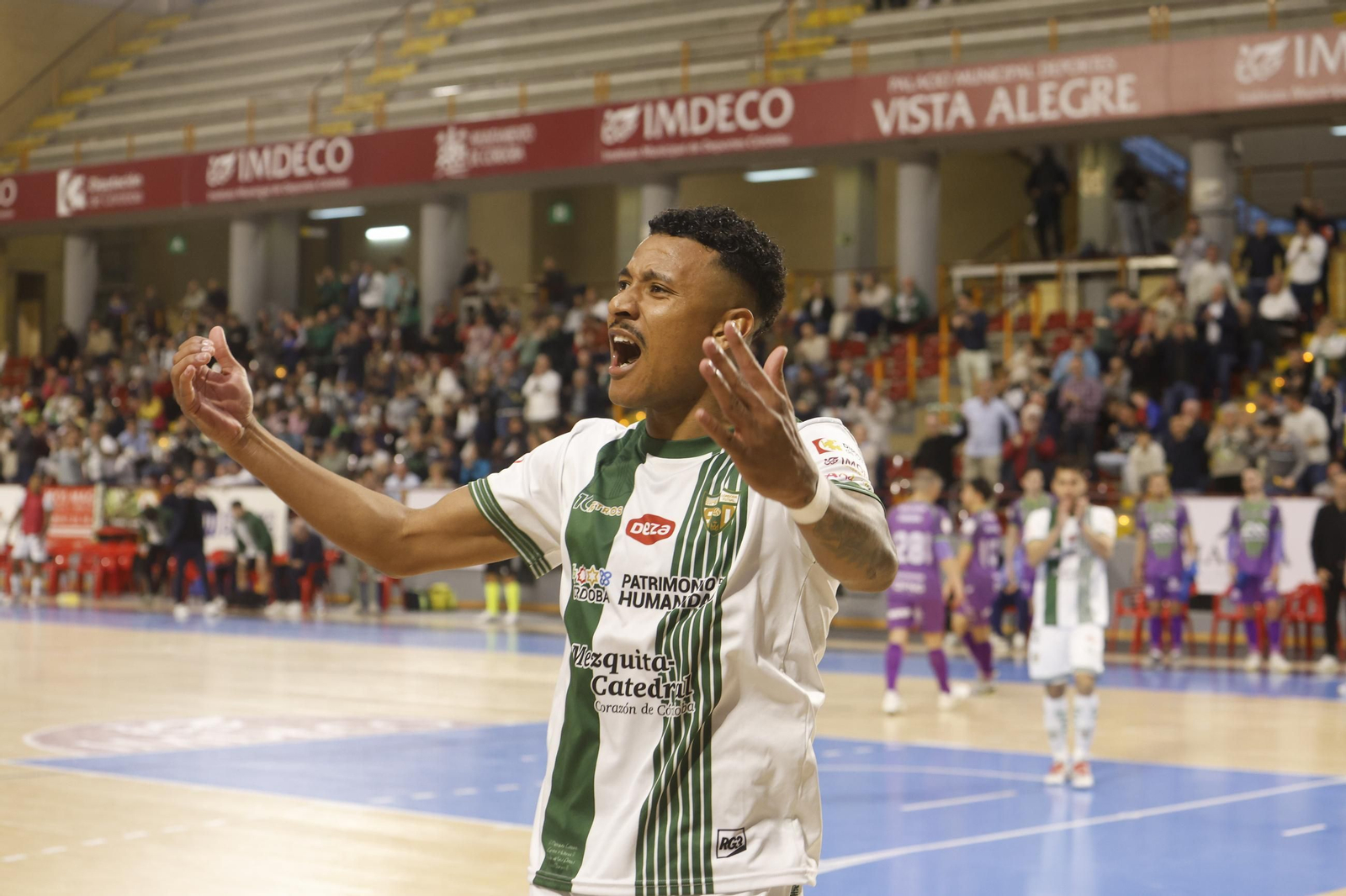 Kauê Pereira celebra un gol durante un partido.