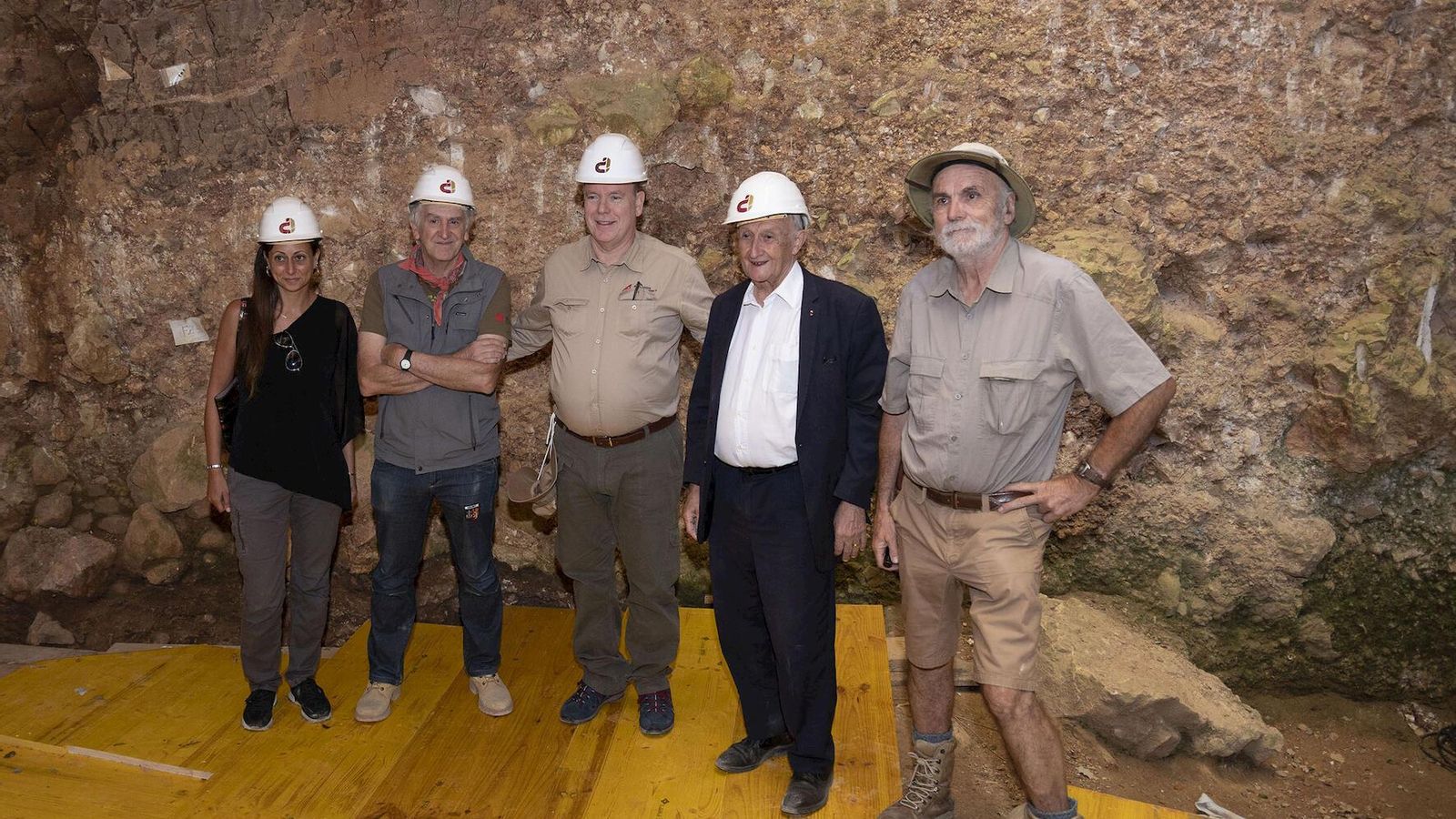 El principe de Mónaco entre los responsables de Atapuerca, Juan Luis Arsuaga y Eudald Carbonell, y a su lado su profesor, Henry de Lumley El principe de Mónaco entre los responsables de Atapuerca, Juan Luis Arsuaga y Eudald Carbonell, y a su lado su profesor, Henry de Lumley
