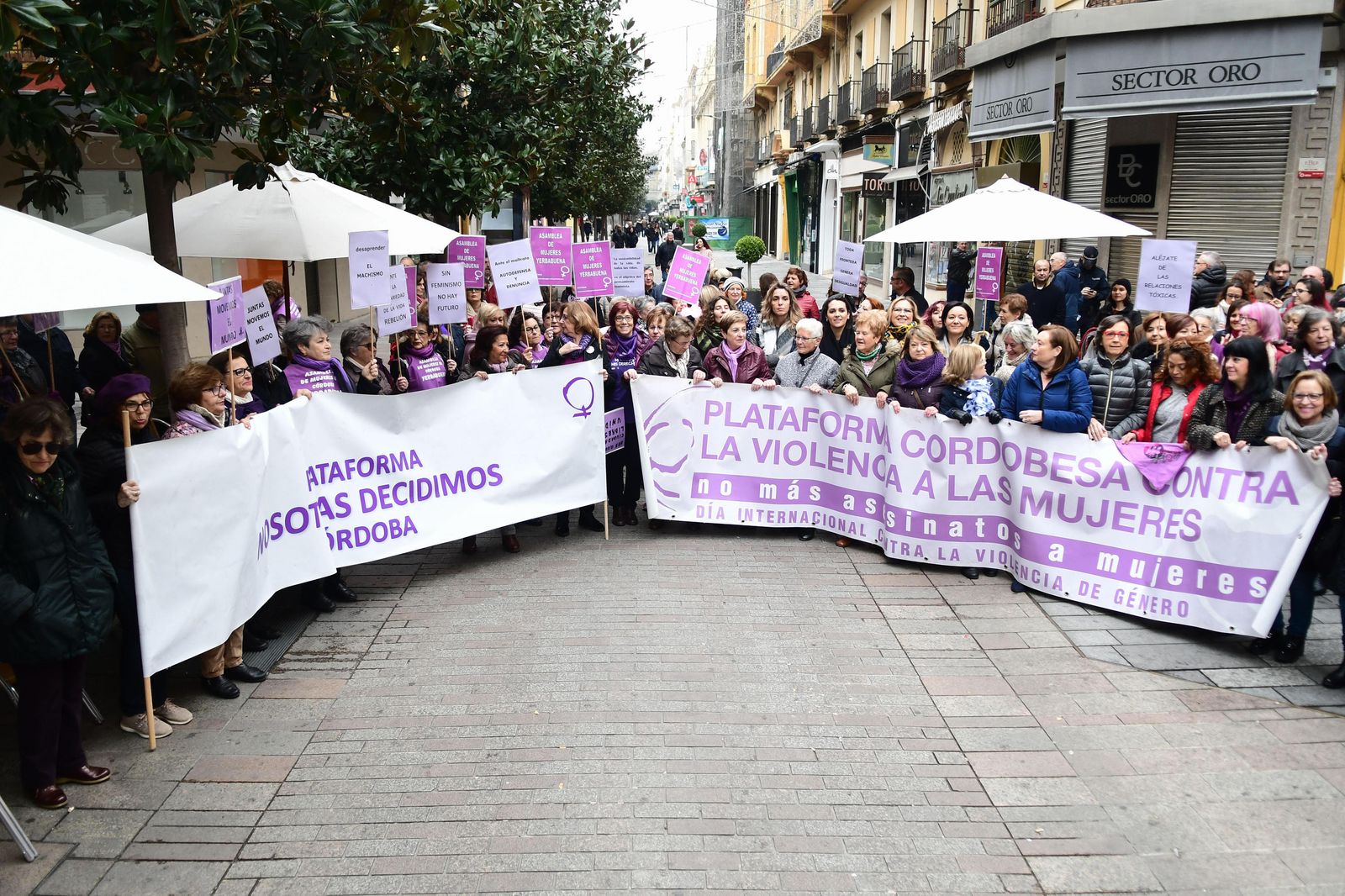 Un momento de la concentración en las inmediaciones de las Tendillas.
