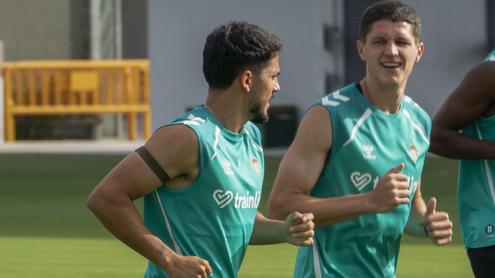 Altimira dialoga con Fornals en una sesión de trabajo en la ciudad deportiva.