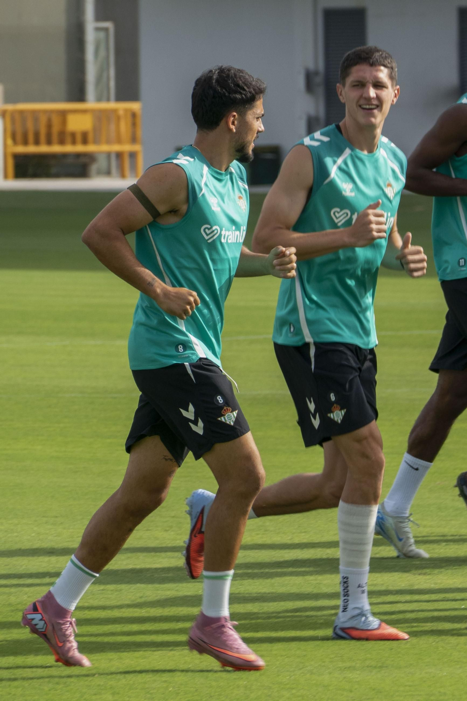 Altimira dialoga con Fornals en una sesión de trabajo en la ciudad deportiva.