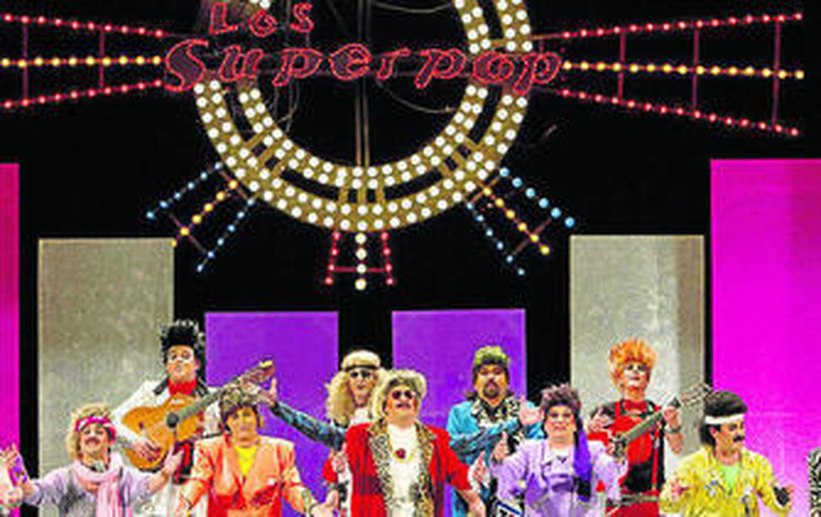 La chirigota 'Los superpop', en la final celebrada en el Falla.