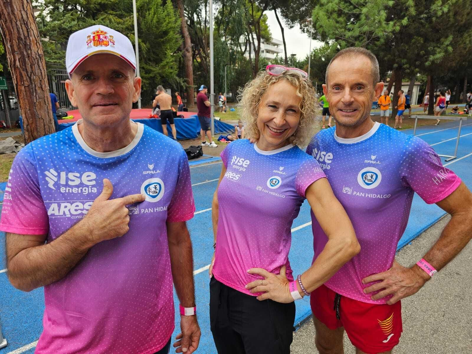 Tres de los atletas almerienses presentes en el Campeonato de Europa Máster posan en una de las instalaciones donde se celebró la competición. Tres de los atletas almerienses presentes en el Campeonato de Europa Máster posan en una de las instalaciones donde se celebró la competición.