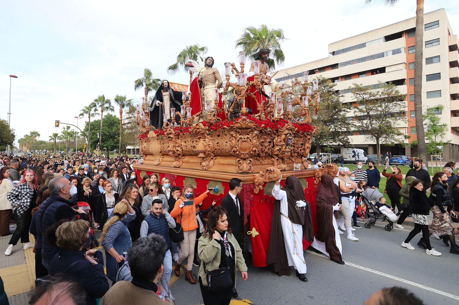 Imágenes de la procesión de La Sentencia por las calles de Huelva