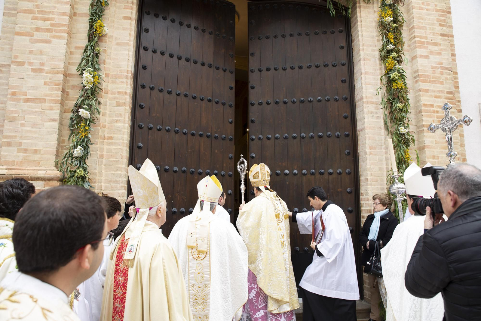 El obispo abre la Puerta Santa de la basílica de San Juan de Ávila.