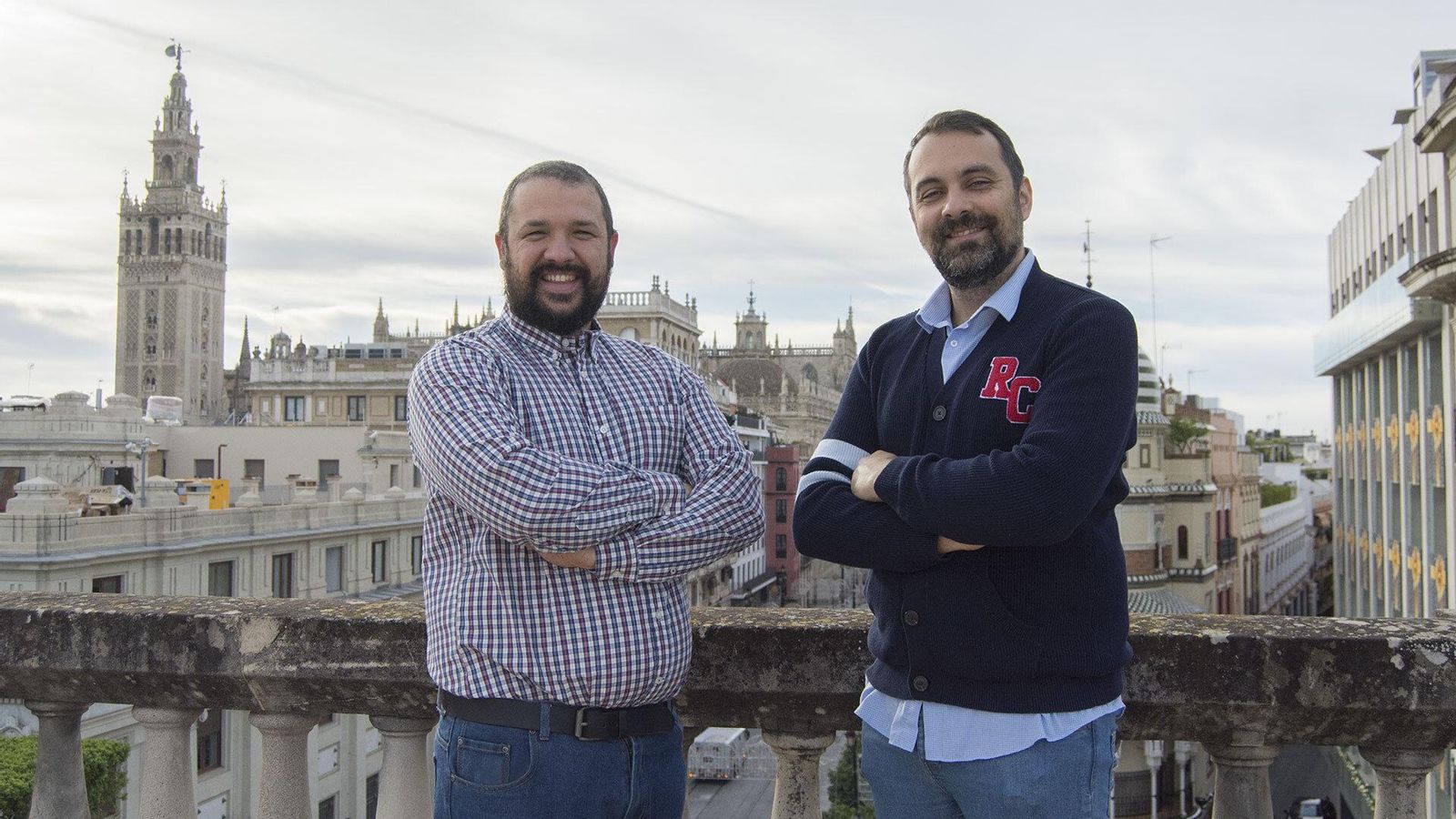 En la imagen, Jesús Benito (izquierda) y David Herrera, ambos responsables del Mangafest.