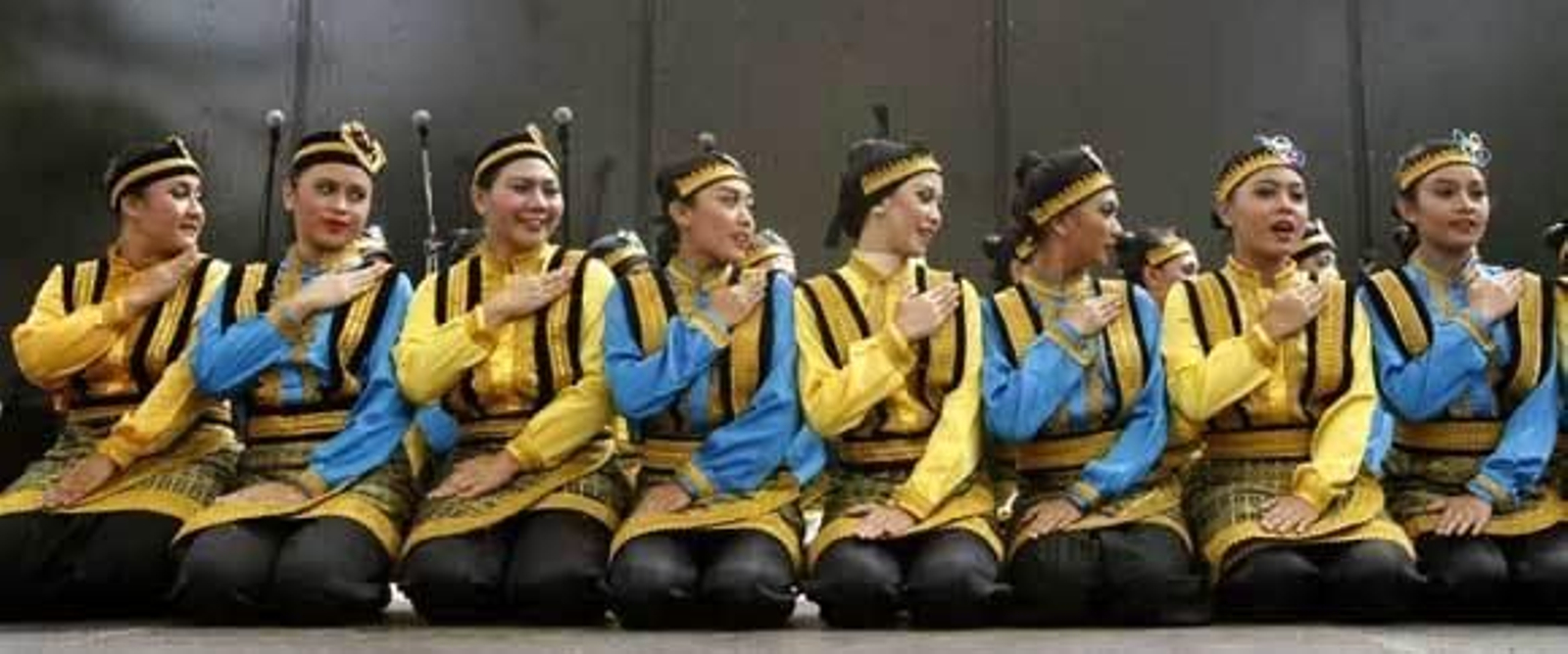Los grupos participantes en el Festival desfilaron por el casco histórico de la capital para presentar sus bailes  Foto: Jose Braza-Lourdes de Vicente