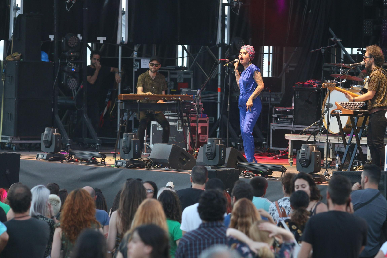 Lori Meyers, banda que llegaba desde Granada, gustó mucho al público que se dio cita en el Palmeral.