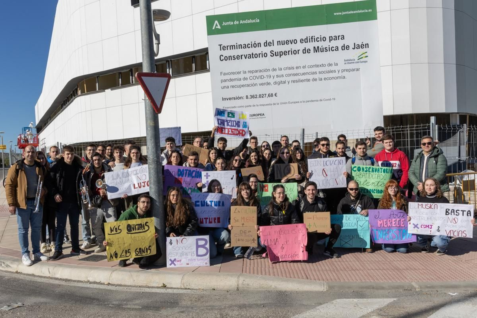 Los músicos vuelven a salir a las calles de Jaén ante la falta de material