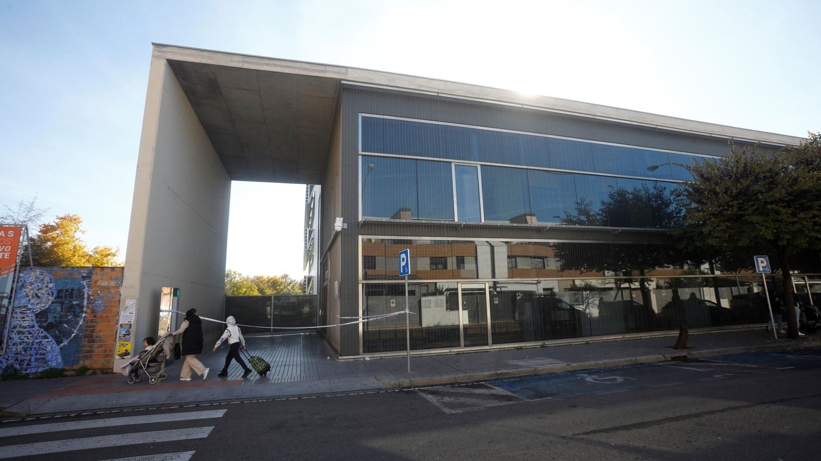 El centro sanitario Castilla del Pino, desalojado tras el incendio.