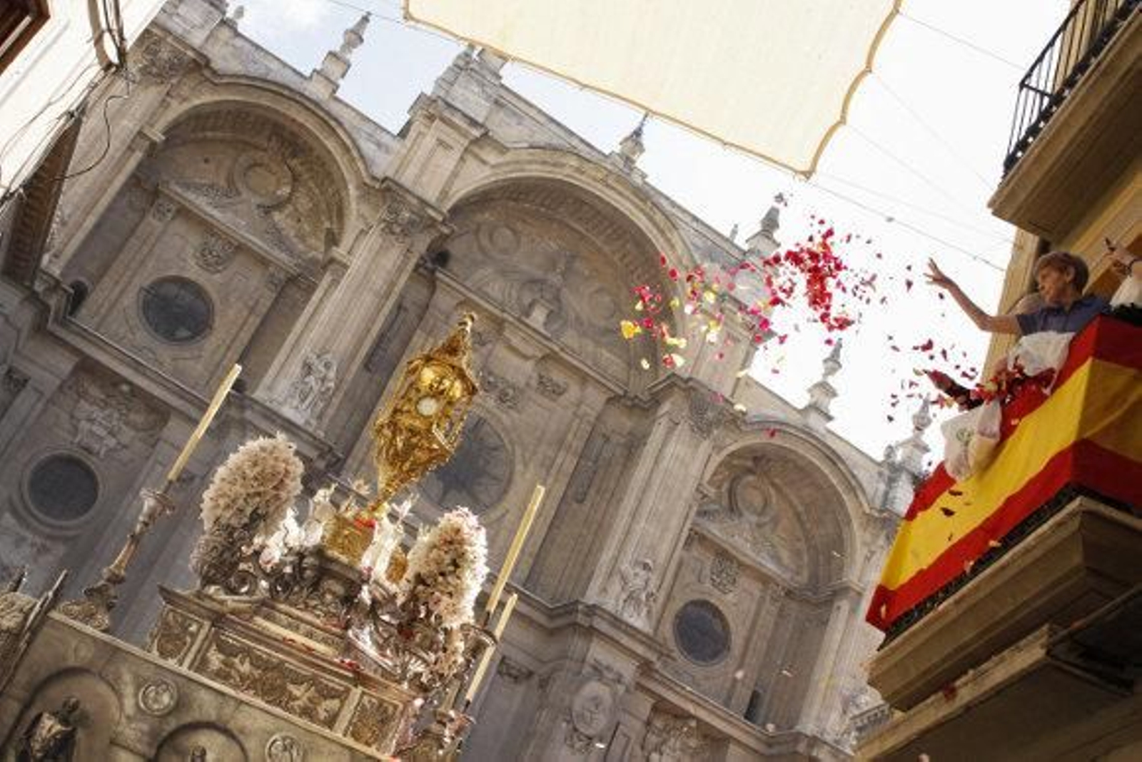 El cortejo del Corpus atrae a miles de granadinos