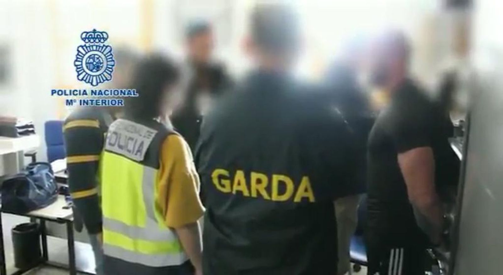 Miembros de la Policía Nacional y la Policía irlandesa custodiando Dean Evans (a la derecha).