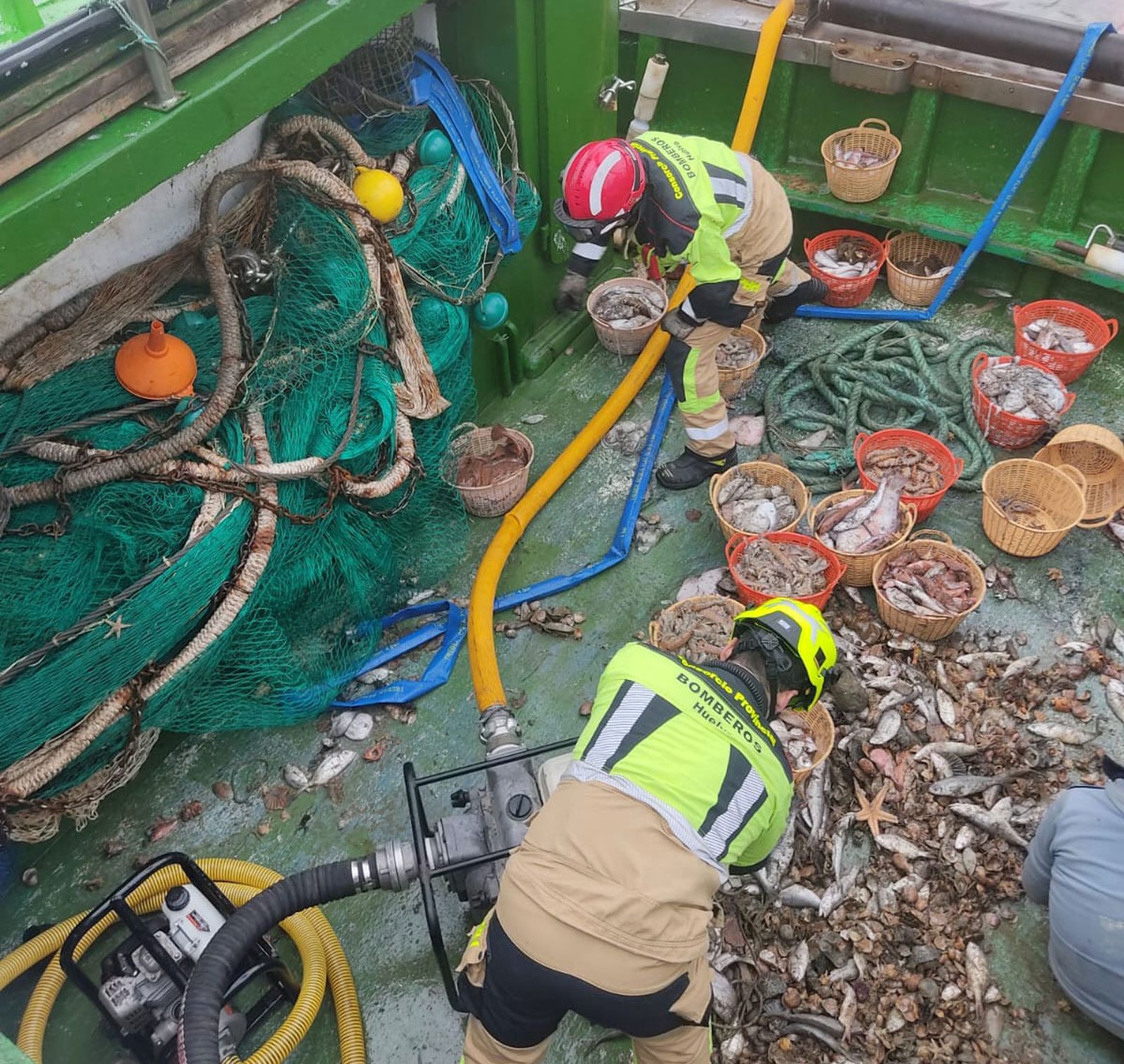 Labores de achique de agua realizadas por los bomberos en el puerto isleño