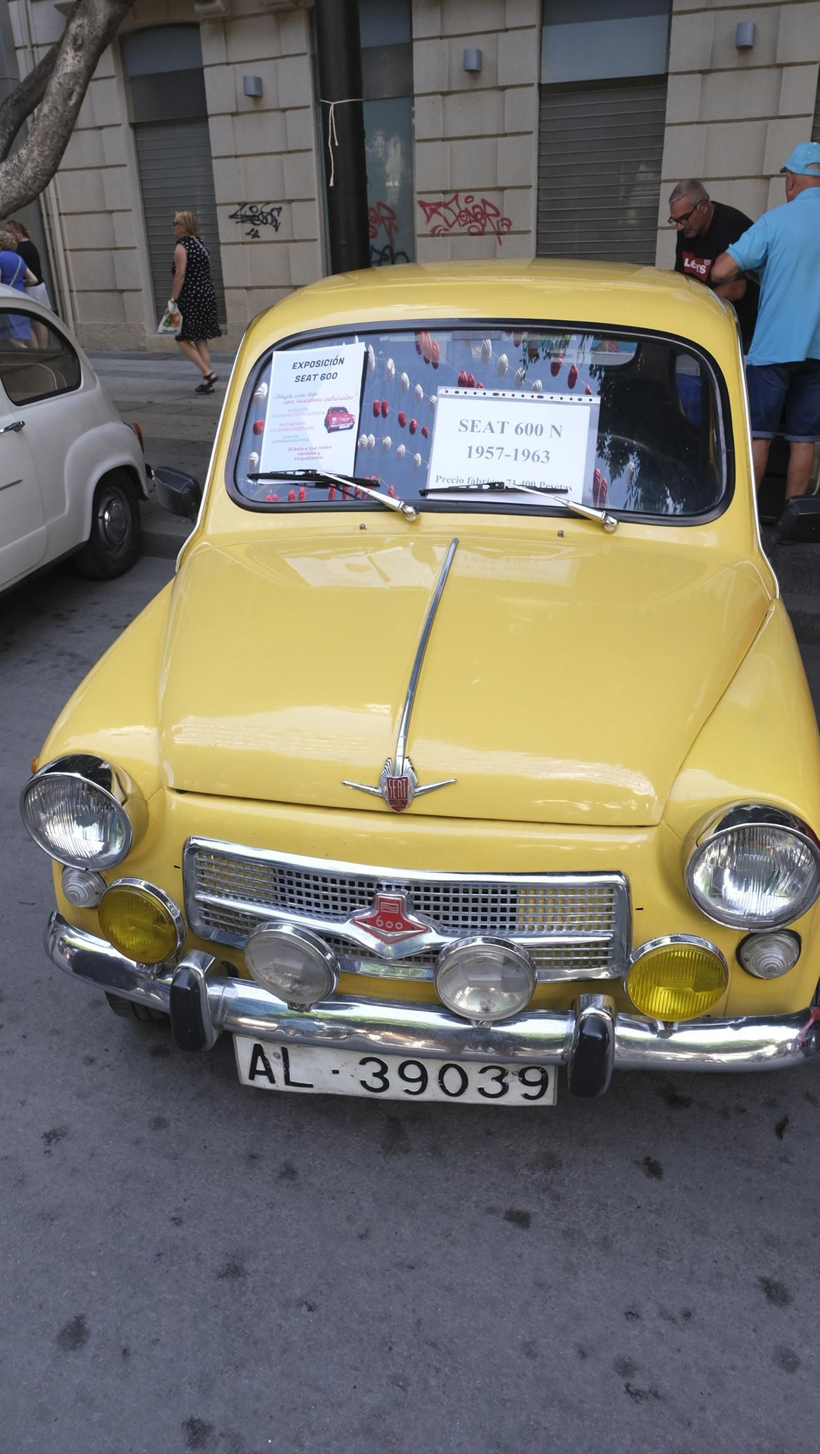 Los Seat 600 y los Mini en la Feria de Almería 2024, en imágenes