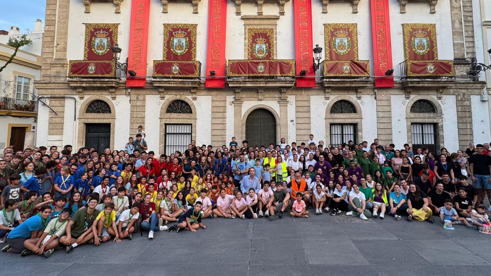 Foto de grupo de los participantes en la confección de la alfombra de sal.