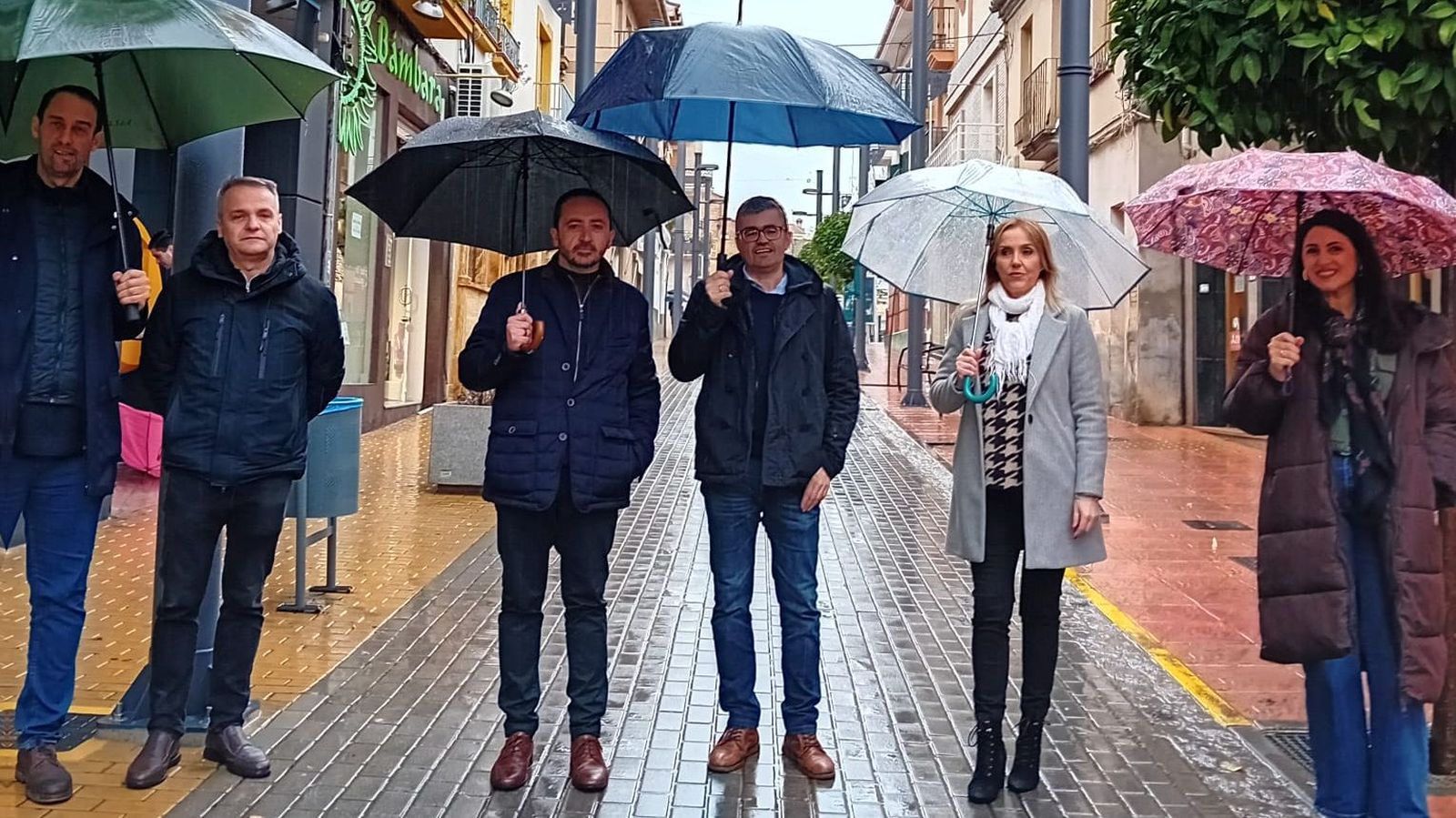 El delegado Javier Martín durante la visita que ha realizado al municipio de Peligros con motivo del Día del Comercio de Andalucía.