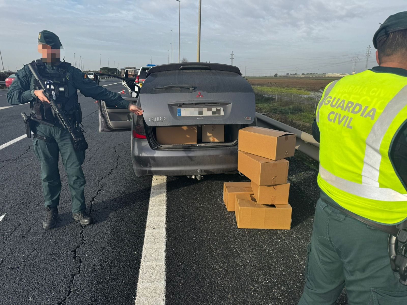 Agendes de la Guardia Civil con las cajas de marihuana incautadas.