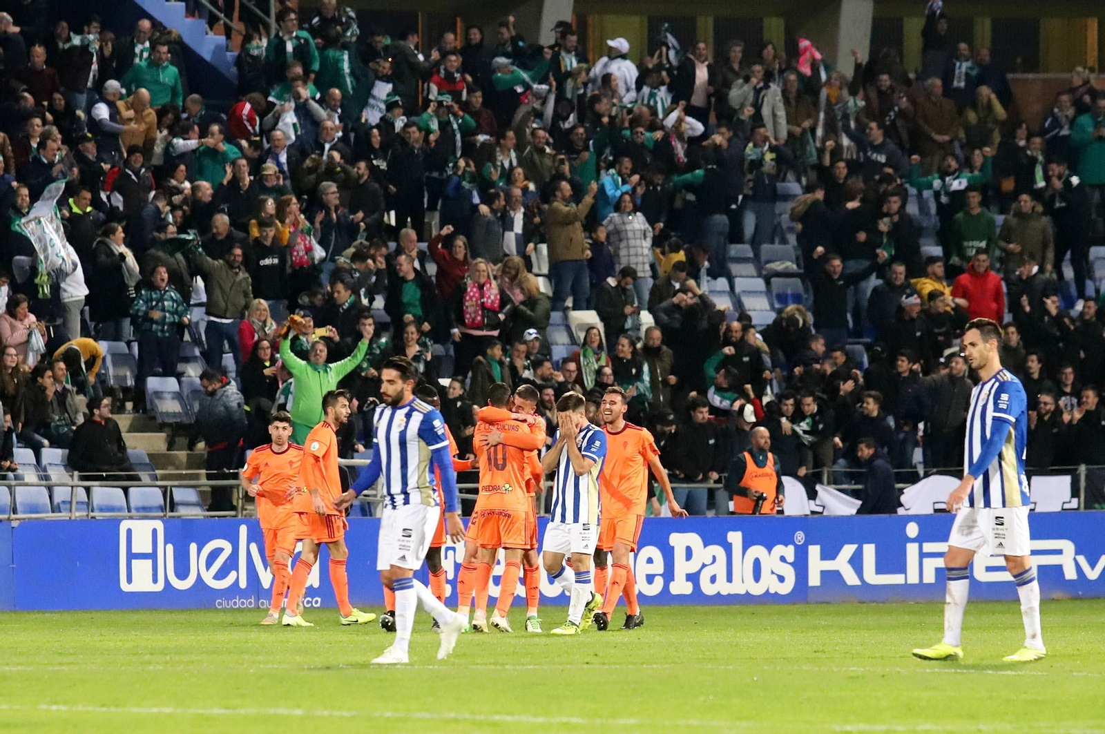 Los jugadores del Recreativo caminan con resignación hacia el centro del campo tras el segundo gol del Córdoba.