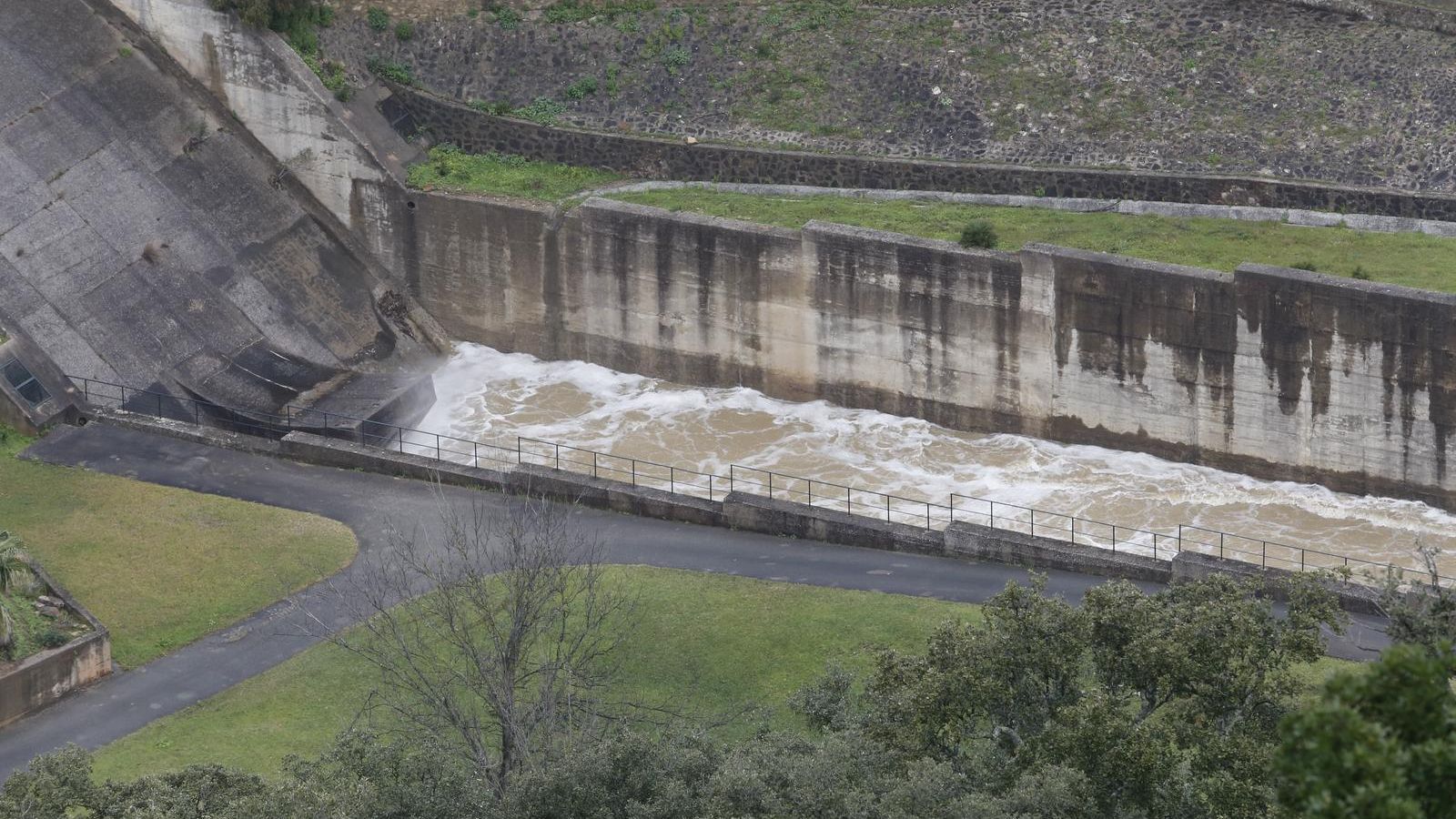El pantano de Guadarranque tras el desembalse de agua programado por la Junta para este jueves por la mañana.