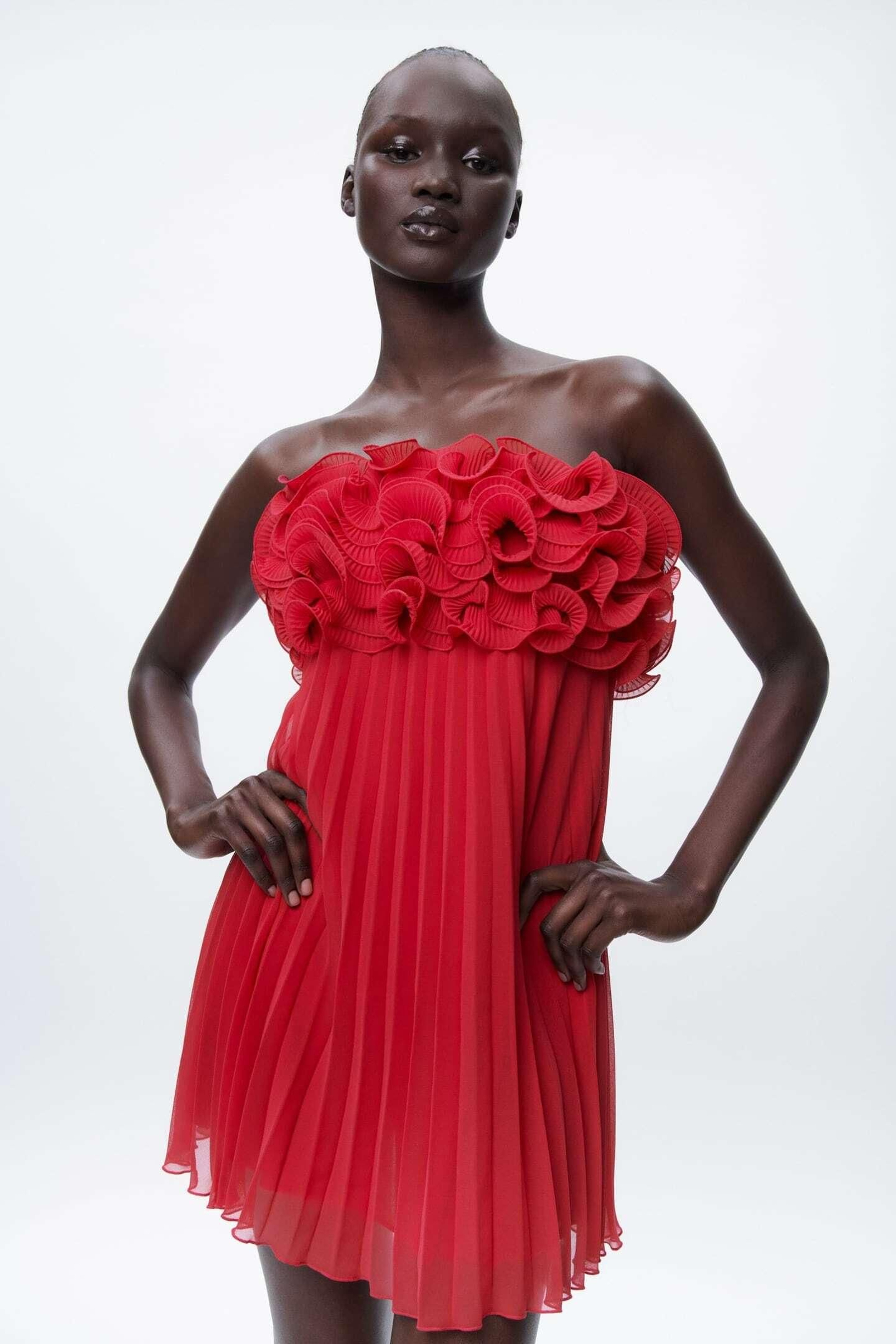Vestido rojo con detalles de volantes de Zara.