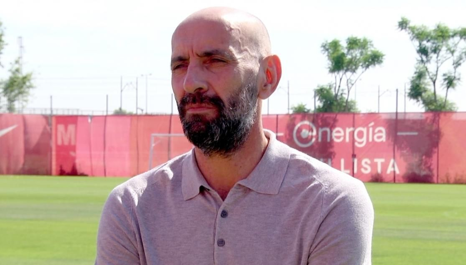 Monchi atiende a los medios del club tras un entrenamiento en la ciudad deportiva.