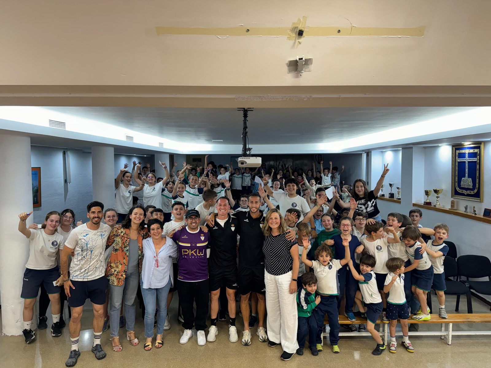 Miguel García, Álvaro Muñiz y la edil María Segovia, junto al alumnado del Pedro Poveda.