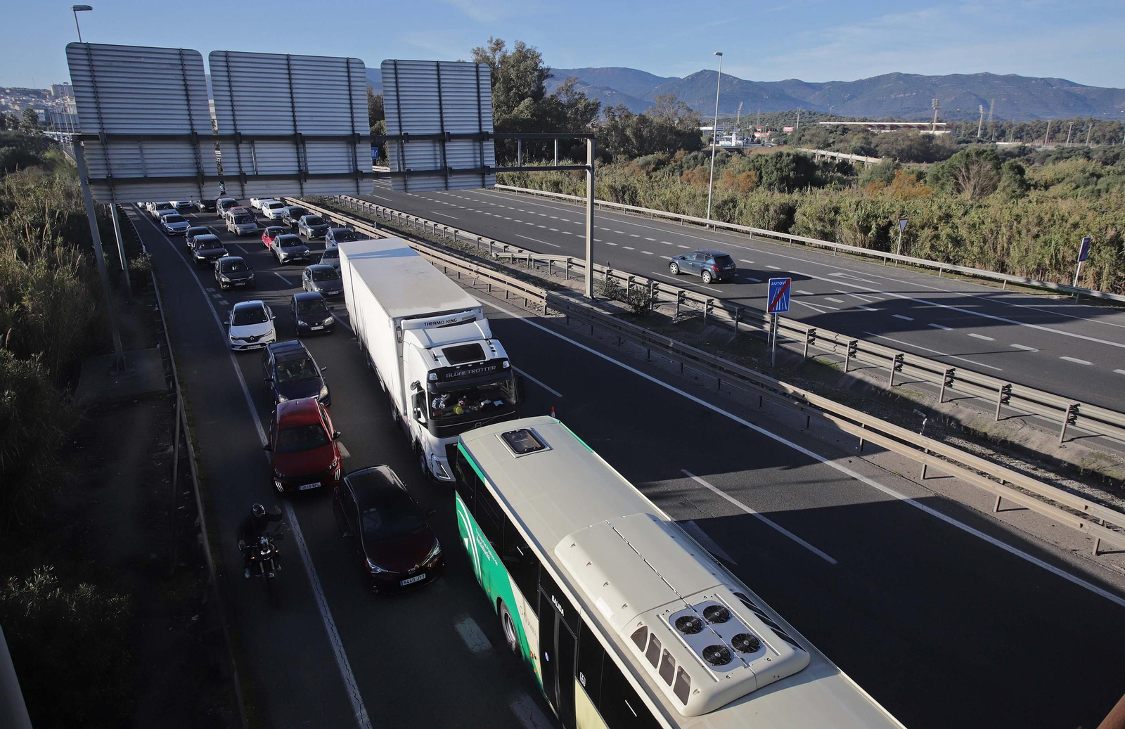 Fotos del camión volcado en la A7 en Los Barrios