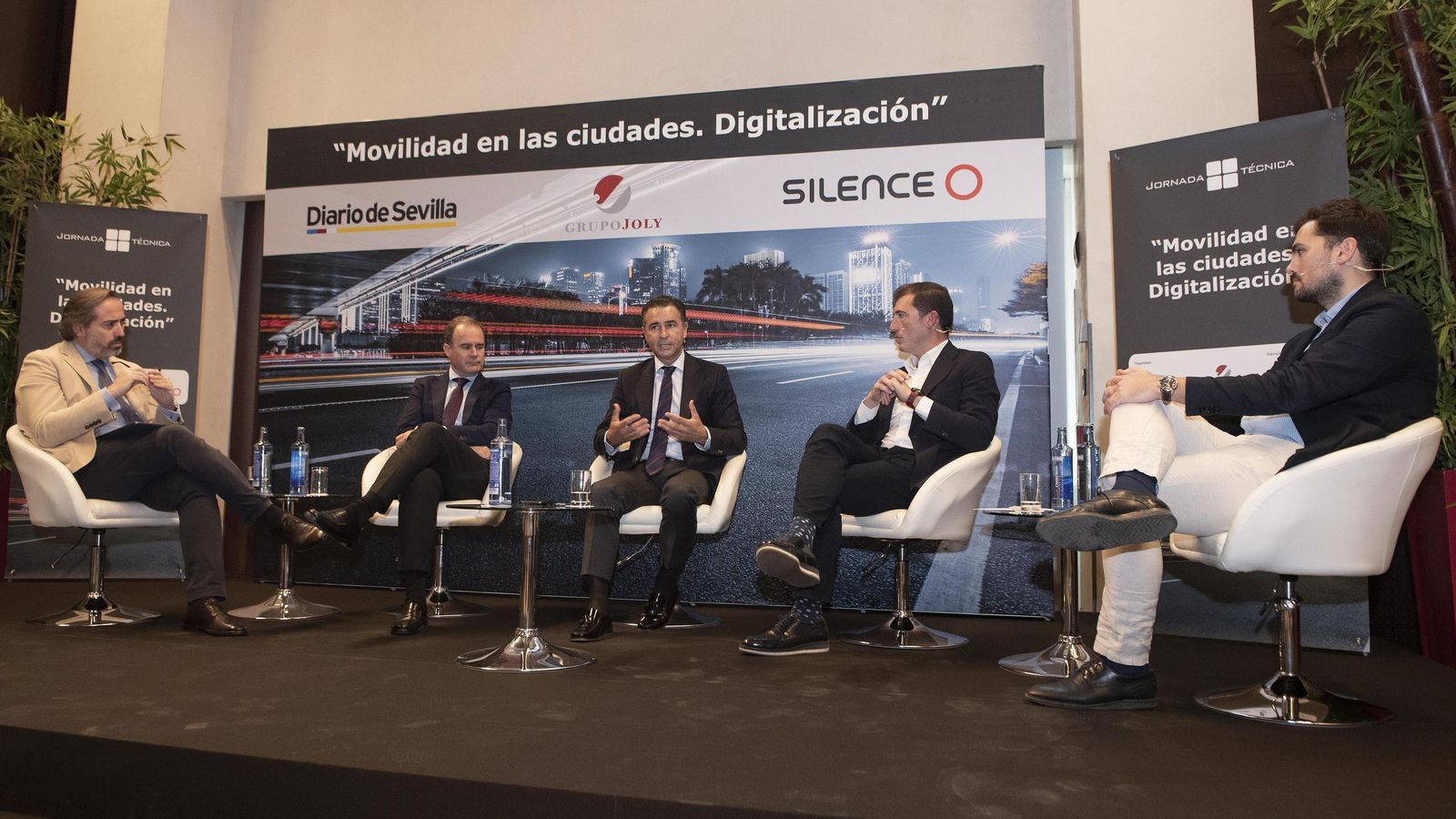 Los cuatro expertos en un instante del debate, moderado por Alberto Grimaldi (en el centro). Se celebró en el Hotel NH Collection de Sevilla