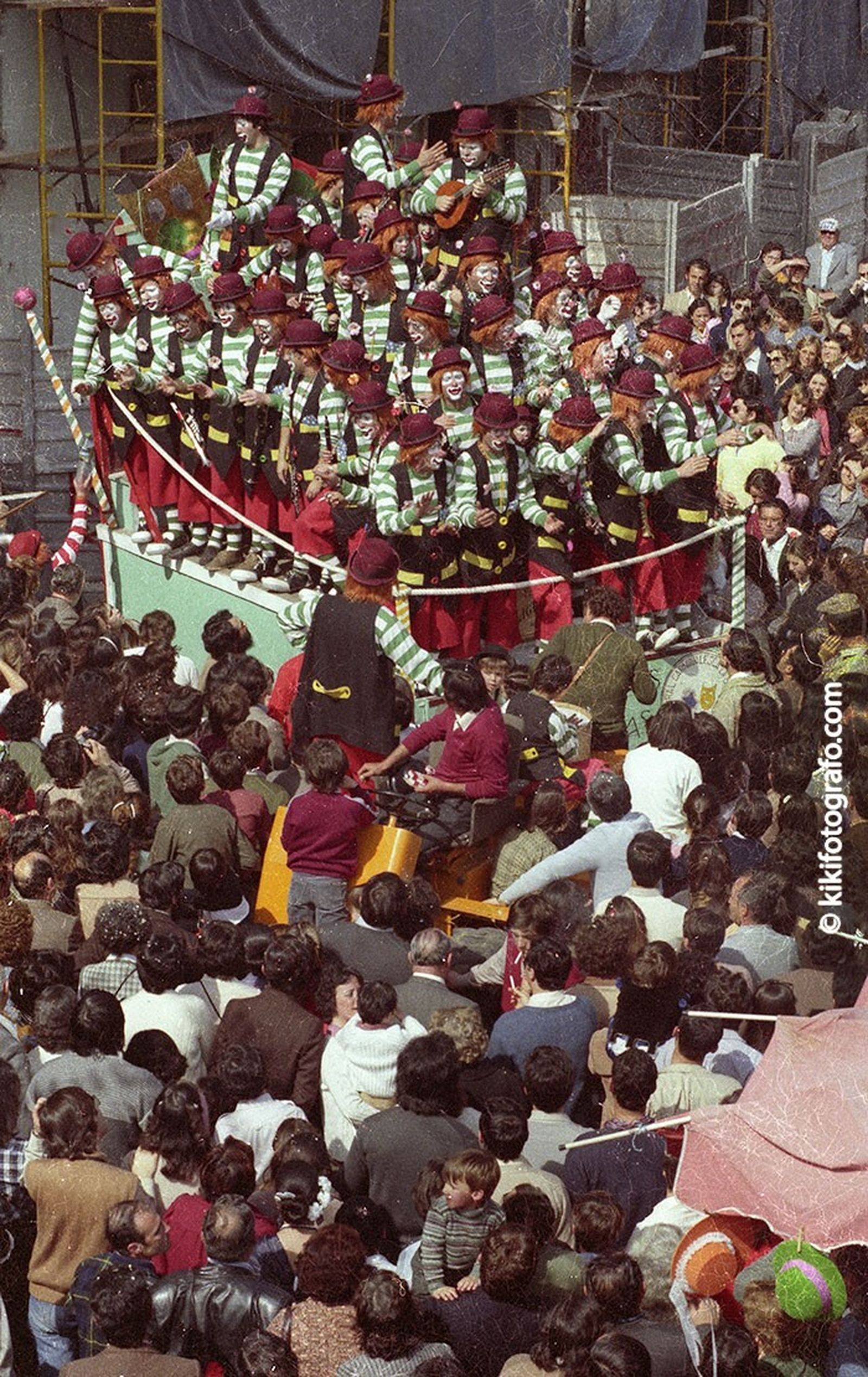 'Entre pitos y flautas' en su batea un domingo de coros