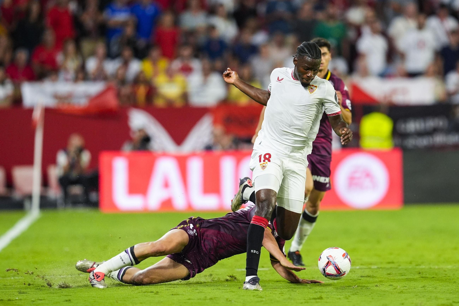 Agoumé progresa por la banda en una acción del final del partido.
