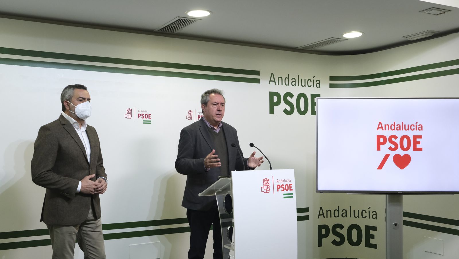 Imágenes de la visita del Secretario General del PSOE-A, Juan Espadas, a Almería.
