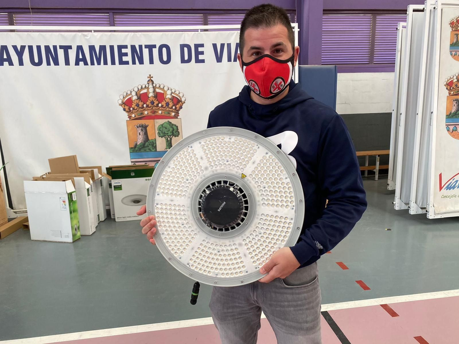 El concejal de Deportes, Manuel González, con uno de los proyectores led de la nueva instalación realizada en el Pabellón Municipal de Deportes.