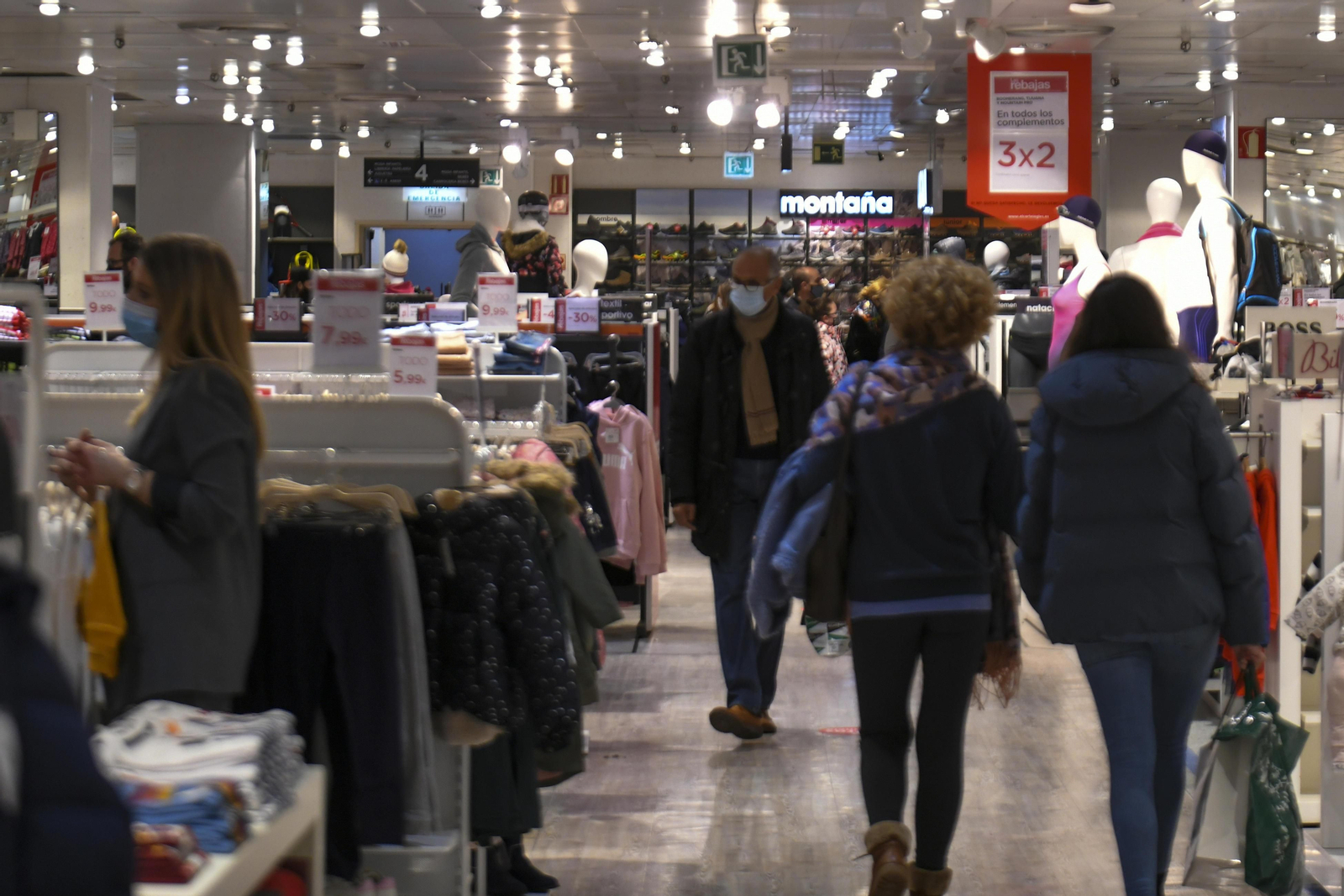 Fotos: el inicio de las rebajas en el Corte Inglés de Granada