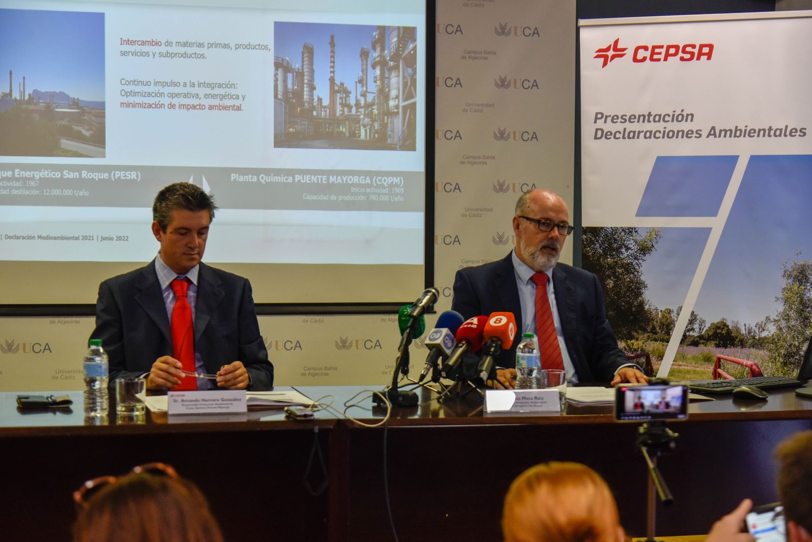 Los representantes de Cepsa exponen las declaraciones ambientales.