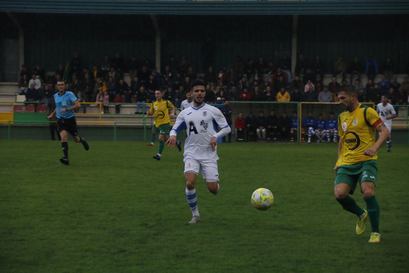 Álex Vázquez cumplió su partido número 100 en Los Barrios.