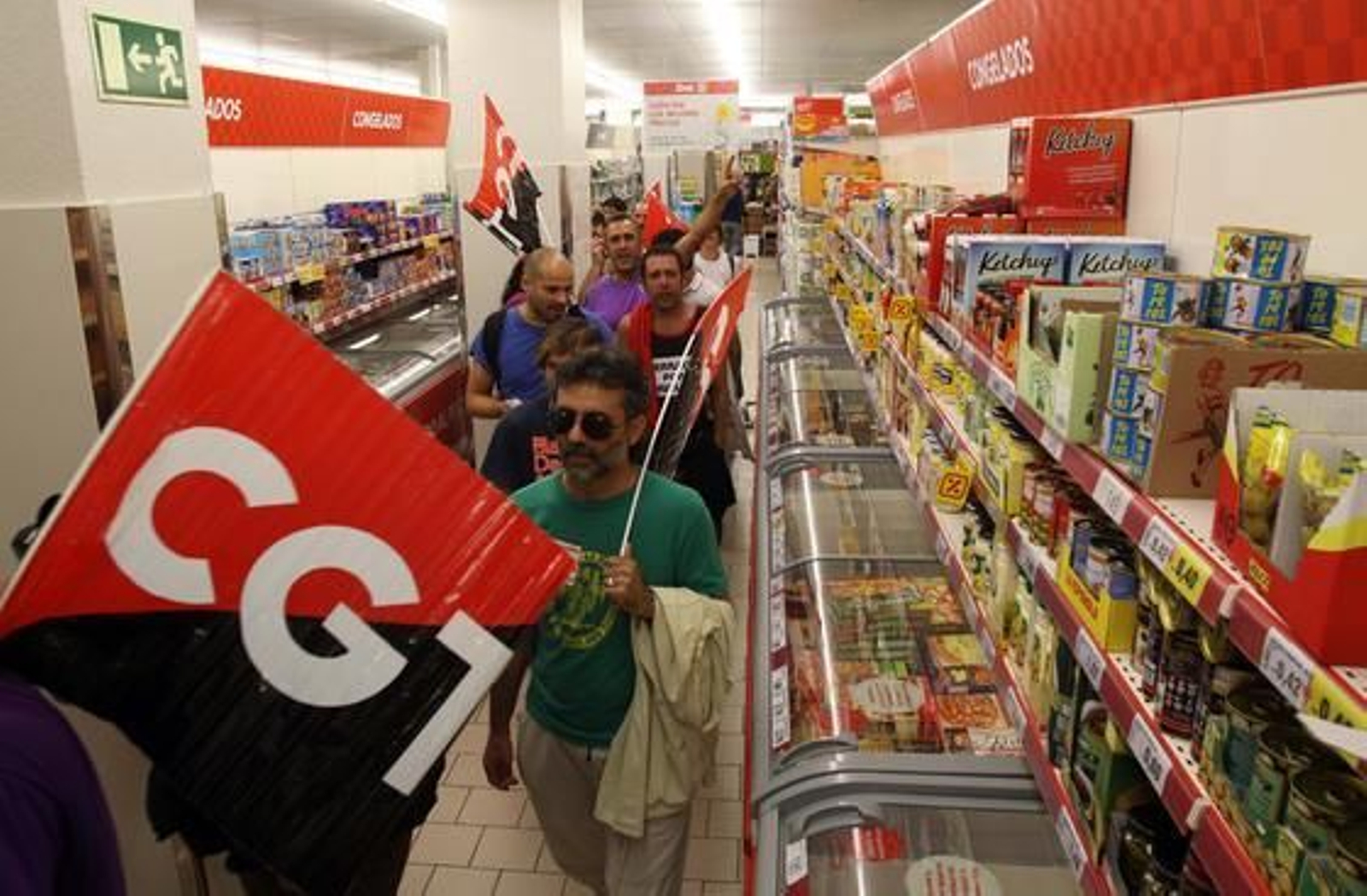 Los sindicatos se cuelan en un supermercado para forzar su cierre.

Foto: Migue Fernández
