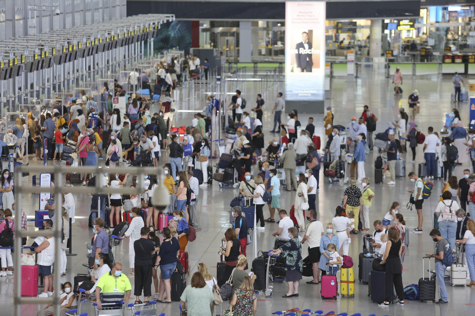 La llegada de los turistas al aeropuerto de Málaga, en fotos