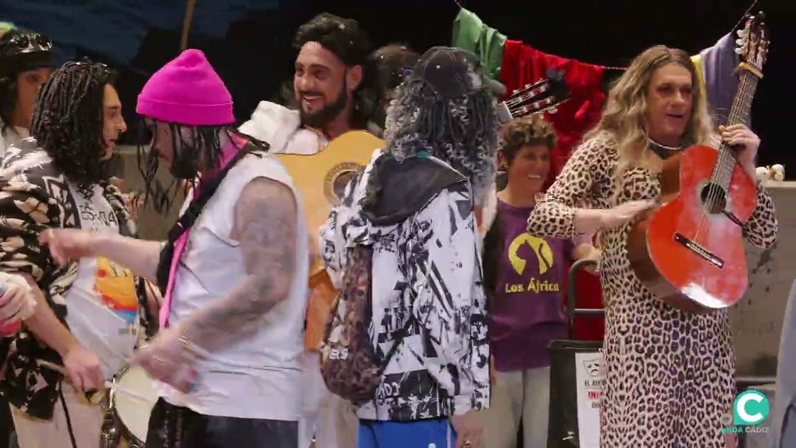 La chirigota 'Las bodas de plata' en su pase preliminar del COAC 2026