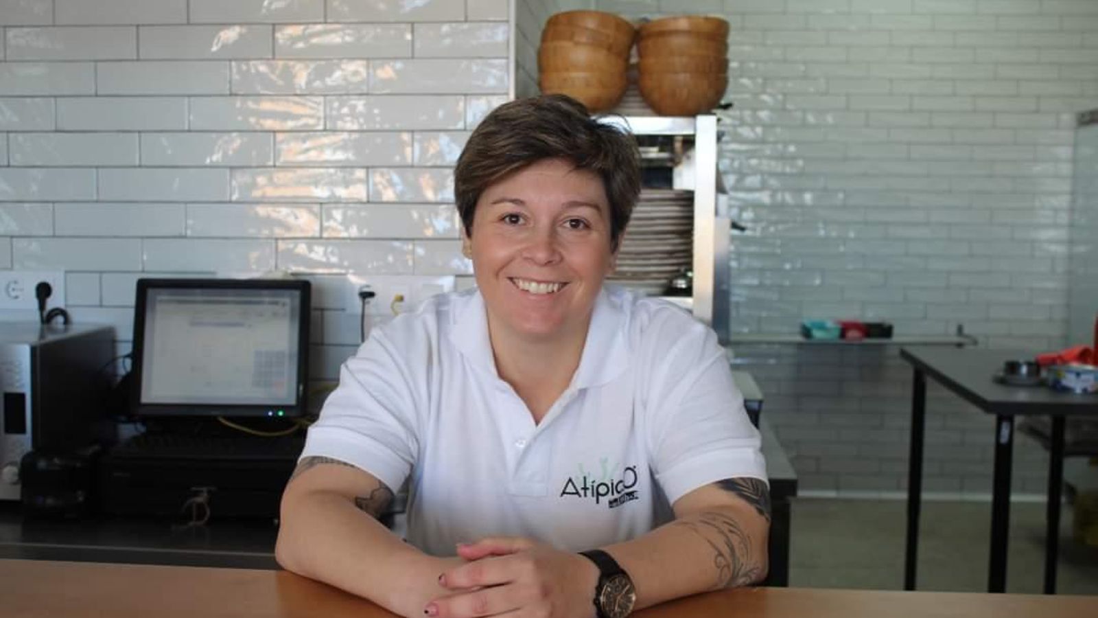Ángela Ruiz, propietaria del Café-Bar Atípico, en el Paseo Marítimo de Cádiz. Ángela Ruiz, propietaria del Café-Bar Atípico, en el Paseo Marítimo de Cádiz.